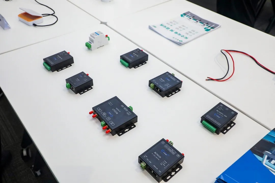 本源物联网系列产品在活动现场进行展示